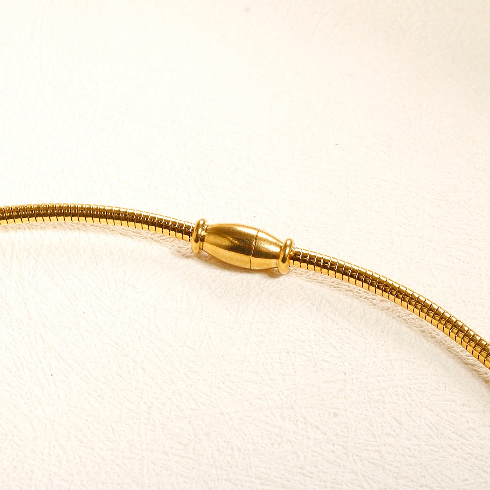 Colar Gota Curva Dourada
